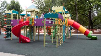 Оборудование детской площадки в Наташкином парке отремонтировали